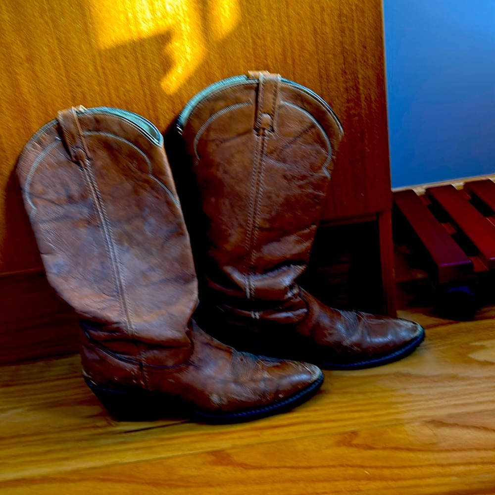 Vintage cowboy boots.  Size 9.  Width is a little narrow.